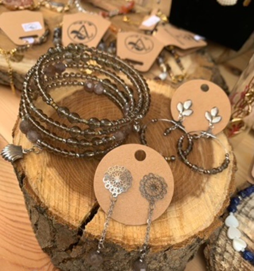 Bransoletki z kamieni naturalnych i kolczyki handmade na drewnianej podstawie.