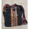 Torebka średnia skórzana zamszowa w kolorze czarnym z etnicznym haftem i pasem chumbi .
