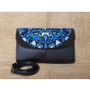 Torebka skórzana formalna kopertówka czarna z niebieskim haftem kwiatowym .