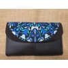 Torebka skórzana formalna kopertówka czarna z niebieskim haftem kwiatowym .