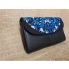 Torebka skórzana formalna kopertówka czarna z niebieskim haftem kwiatowym .