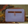 Portmonetka z fioletowejej skóry z kolorowym kwiatowym haftem.