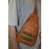 Torba skórzana męska jasnobrązowa  z etnicznym wełnianym haftem .