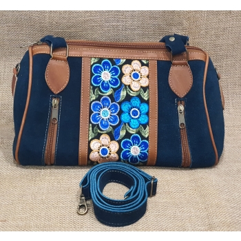 Torebka skórzana zamszowa kolor morski  typu kuferek z kwiatowym haftem .