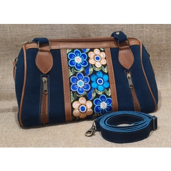 Torebka skórzana zamszowa kolor morski  typu kuferek z kwiatowym haftem .
