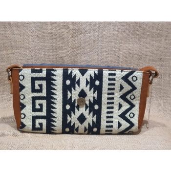 Torebka skórzana zamszowa brązowa w stylu boho  z etnicznym haftem .