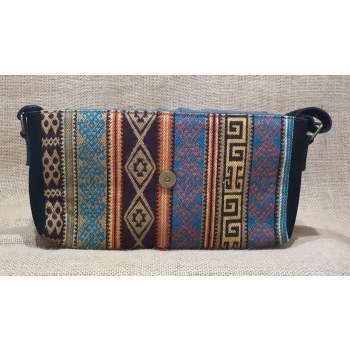 Torebka skórzana zamszowa czarna w stylu boho  z etnicznym  błękitno brązowym haftem .