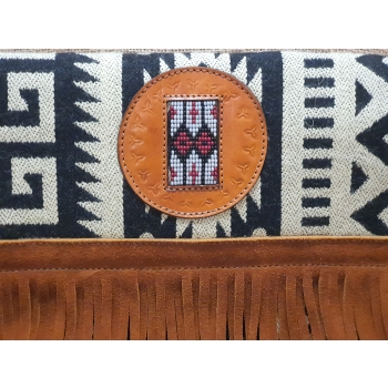 Torebka skórzana zamszowa brązowa w stylu boho  z etnicznym haftem .