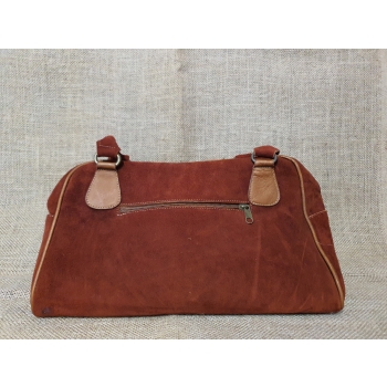 Torebka skórzana zamszowa w kolorze cegłastym typu kuferek z kwiatowym haftem .