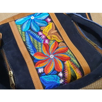 Torebka skórzana zamszowa  granatowa typu kuferek z kwiatowym haftem .