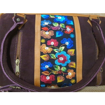 Torebka skórzana zamszowa bordowa typu kuferek z kwiatowym haftem .
