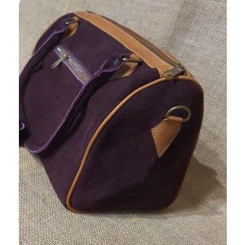 Torebka skórzana zamszowa bordowa typu kuferek z kwiatowym haftem .