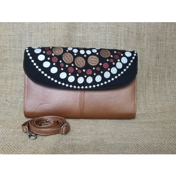 Torebka skórzana formalna kopertówka w kolorze różowego złota z haftem kwiatowym .