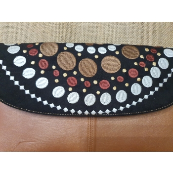 Torebka skórzana formalna kopertówka w kolorze różowego złota z haftem kwiatowym .