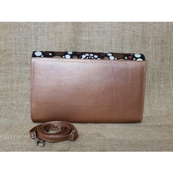 Torebka skórzana formalna kopertówka w kolorze różowego złota z haftem kwiatowym .