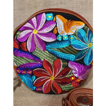 Okrągła  torebka  skóra zamszowa w kolorze ceglastym z kwiatowym andyjskim haftem .