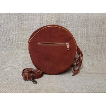 Okrągła  torebka  skóra zamszowa w kolorze ceglastym z kwiatowym andyjskim haftem .