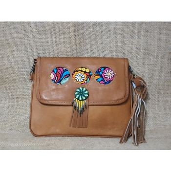 Torebka skórzana BOHO kopertówka jasnobrązowa z koralikami MULLO  i haftem kwiatowym .