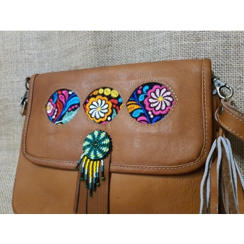 Torebka skórzana BOHO kopertówka jasnobrązowa z koralikami MULLO  i haftem kwiatowym .