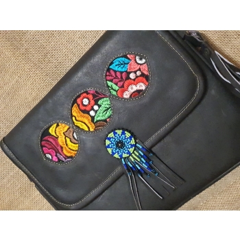 Torebka skórzana kopertówka ciemnobrązowa z koralikami MULLO  i haftem kwiatowym .