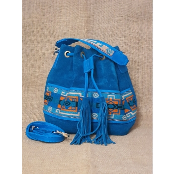 Torebka skórzana zamszowa błękitna z etnicznymi haftami.