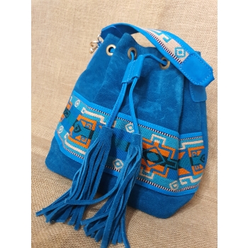 Torebka skórzana zamszowa błękitna z etnicznymi haftami.