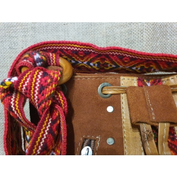 Torebka skórzana zamszowa w kolorze jasnobrązowym z etnicznym haftem i pasem chumbi .