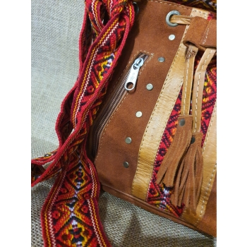 Torebka skórzana zamszowa w kolorze jasnobrązowym z etnicznym haftem i pasem chumbi .