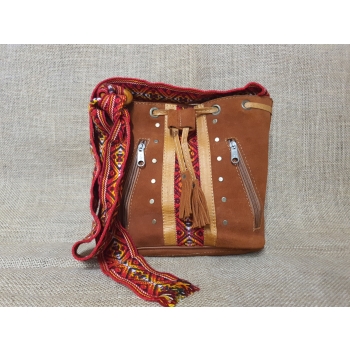 Torebka skórzana zamszowa w kolorze jasnobrązowym z etnicznym haftem i pasem chumbi .