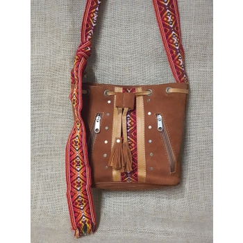 Torebka skórzana zamszowa w kolorze jasnobrązowym z etnicznym haftem i pasem chumbi .