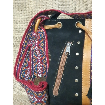 Torebka skórzana zamszowa w kolorze czarnym z etnicznym haftem i pasem chumbi .