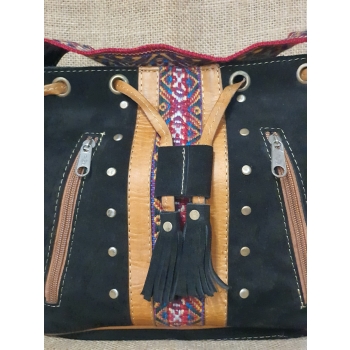Torebka skórzana zamszowa w kolorze czarnym z etnicznym haftem i pasem chumbi .