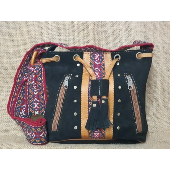 Torebka skórzana zamszowa w kolorze czarnym z etnicznym haftem i pasem chumbi .