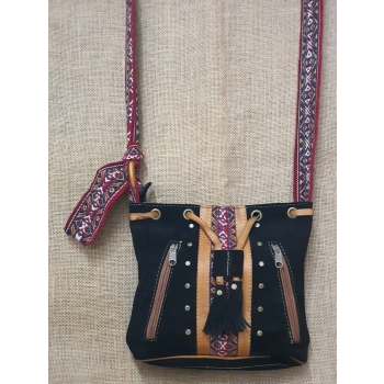 Torebka skórzana zamszowa w kolorze czarnym z etnicznym haftem i pasem chumbi .
