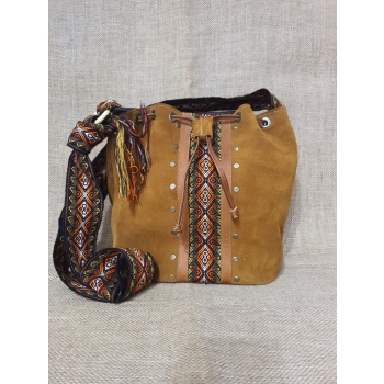 Torebka średnia skórzana zamszowa w kolorze jasnobrązowym z etnicznym haftem i pasem chumbi