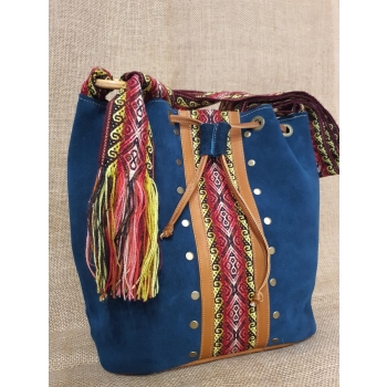Torebka średnia skórzana zamszowa w kolorze morskim z etnicznym haftem i pasem chumbi .