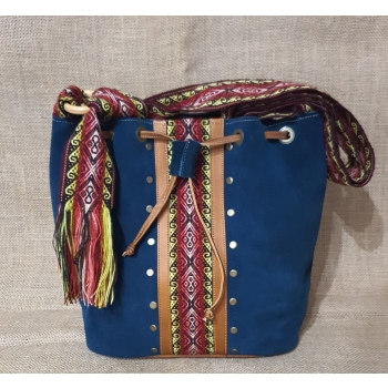 Torebka średnia skórzana zamszowa w kolorze morskim z etnicznym haftem i pasem chumbi .