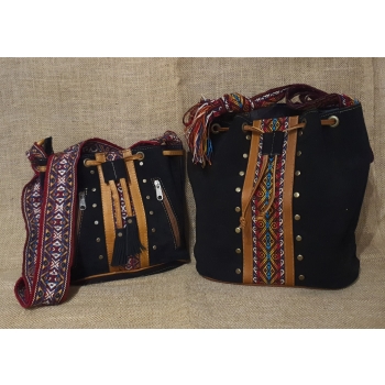 Torebka średnia skórzana zamszowa w kolorze czarnym z etnicznym haftem i pasem chumbi .
