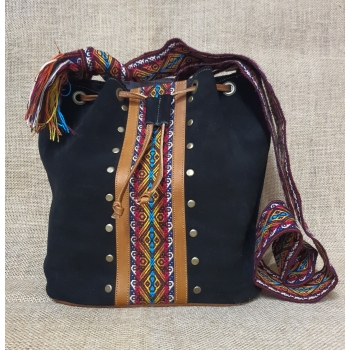 Torebka średnia skórzana zamszowa w kolorze czarnym z etnicznym haftem i pasem chumbi .