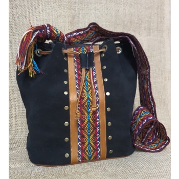 Torebka średnia skórzana zamszowa w kolorze czarnym z etnicznym haftem i pasem chumbi .