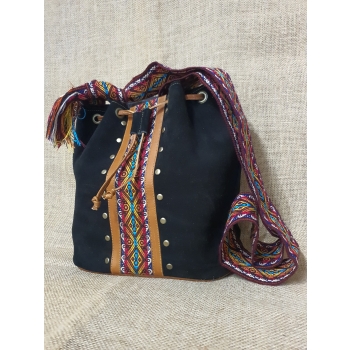 Torebka średnia skórzana zamszowa w kolorze czarnym z etnicznym haftem i pasem chumbi .