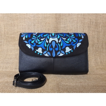 Torebka skórzana formalna kopertówka czarna z niebieskim haftem kwiatowym .