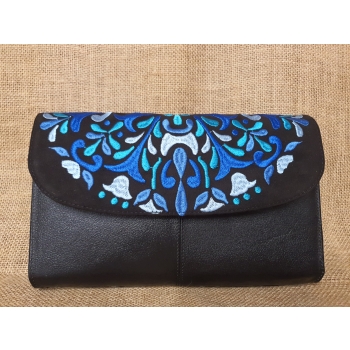 Torebka skórzana formalna kopertówka czarna z niebieskim haftem kwiatowym .