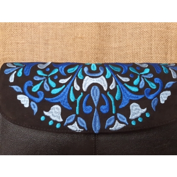 Torebka skórzana formalna kopertówka czarna z niebieskim haftem kwiatowym .