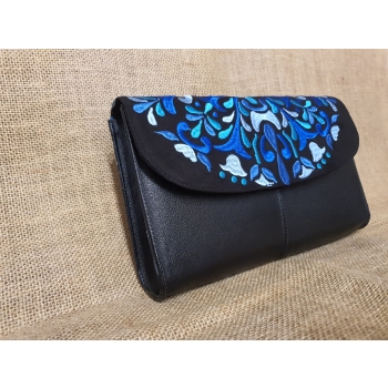 Torebka skórzana formalna kopertówka czarna z niebieskim haftem kwiatowym .