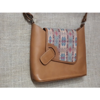 Średnia torebka ze skóry i korka .