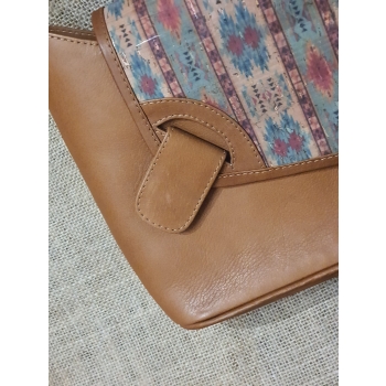 Średnia torebka ze skóry i korka .