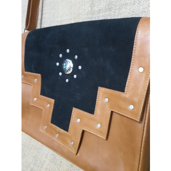 Torba męska ze skóry jasnobrązowa z etnicznym haftem .