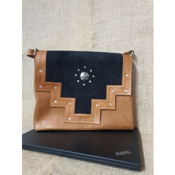 Torba męska ze skóry jasnobrązowa z etnicznym haftem .