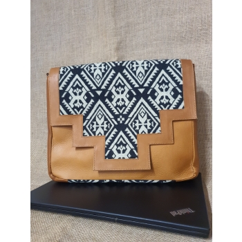 Torba męska ze skóry jasnobrązowa z etnicznym haftem .
